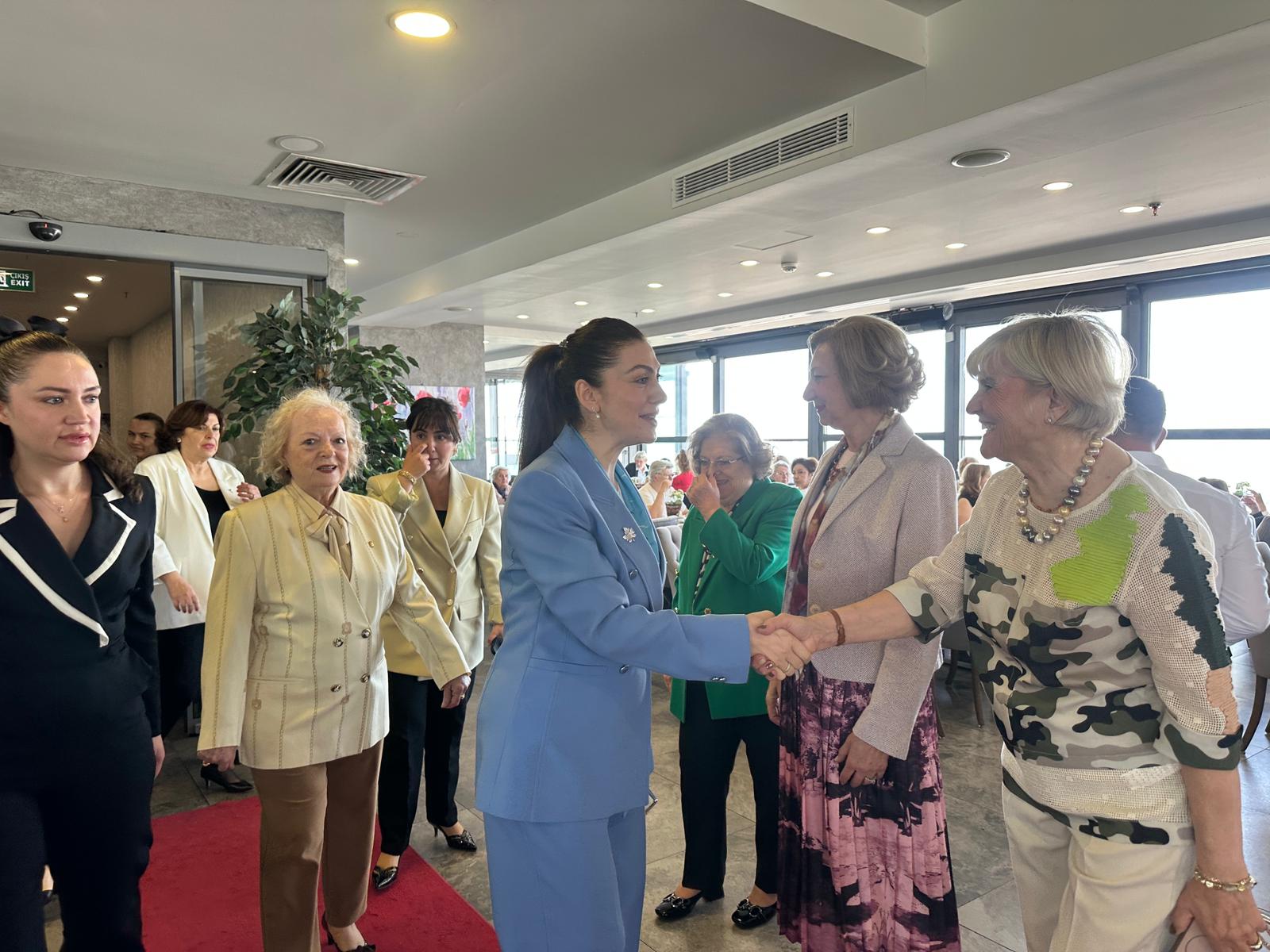 Türk Kadınlar Birliği Edirne Şubesi, Anneler Günü dolayısıyla kentteki bir otelde kahvaltı organizasyonu düzenledi. Şehrin önde gelen isimlerini ve çok sayıda davetliyi bir araya getiren program, samimi ve duygusal anlara sahne oldu.